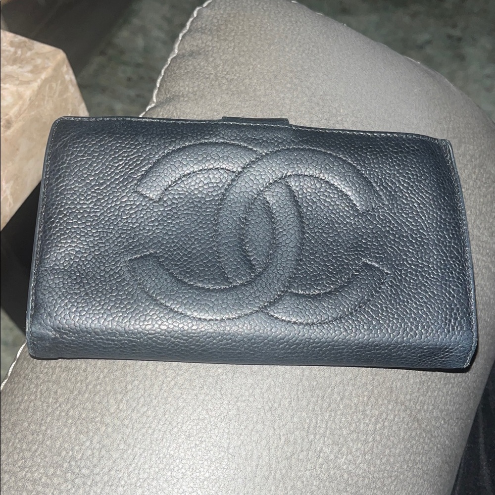 CHANEL Textured Black Caviar Leather Kisslock Wallet CC logo embossed